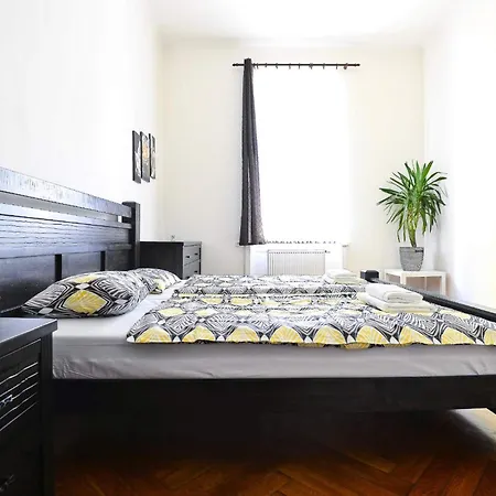 Spacious Cozy In Centre Πράγα